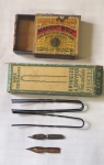 LOTE COM 3 ITENS: CAIXA DE FOSFORO ANTIGA VAZIA - GRAMPO DE CABELO E CAIXA  - 2 PENAS PARA CANETA TINTEIRO
