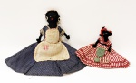 Duas antigas bonecas artesanais de pano, afro-americanas "Abayomi" - símbolo de resistência e representatividade em suas vestes originais. Maior com vestido poá marinho, avental e argolas com 26 cm. A menor com vestido de listas vermelhas e sianinhas tendo nas mãos trabalho em tricô em lã verde, com 17 cm.