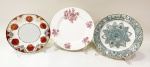 Lote de 3 belos pratos de coleção em porcelana sendo 1Dresden em flores rosas de 22 cm, 1 Holland "Maastrich" decoração em paisagens orientais e mandala ao centro cor verde de 22 cm e 1 Noritake Japan, cor marfim de desenhos geométricos salmon e borda em arabescos e ouro, com 20 cm. Apresenta fio de cabelo.