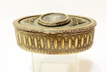 Magnífica caixa do século de XIX ao estilo resnascensa de bronze ricamente perolado e 2 placas florais com arabescos e ao centro Dama no estilo Vitoriano emoldurado. Altura de 4 cm e mede 12 x 9 cm.