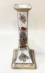 Sevres - France, delicado castiçal em fina porcelana francesa na cor com flores em relevo esmaltado, marcado na base. Fundo floral em verde, amarelo e branco com bordas e base quadrangular, detalhes em dourado. Mede 19 cm e base de 9 x 9 cm.