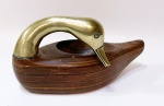 Escultura de madeira forma de pato e cabeça em bronze. Mede 30 cm de comprimento e altura de 13 cm.