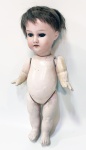 Boneca bebê de coleção - Armand Marseille, Germany nº 300 marcada na nuca e cabeça de biscuit, século XX. Olhos azuis e boca aberta com corpo original em massa modelada, cabelos loiros e corpo articulado. Altura de 25 cm.