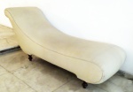 Recamier com forração em tecido liso na cor bege em elegante desenho, acabamento nervurado com 4 pés, usado c/ marcas do tempo. Altura 75 cm e medindo 0,75 x 1,75 m. Obs: a retirada desta peça será na residência da cliente em Copacabana, mediante agendamento prévio.