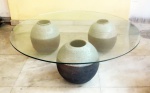 Mesa de centro da década de 70 com tampo de vidro 15 mm lapidado e apoiado sobre três vasos de cerâmica esmaltada e vitrificada. Tampo de 1,10 m e altura de 30 cm. Obs: 1- uma mínima lasca na parte inferior da borda. 2- a retirada desta peça será na residência da cliente em Copacabana, mediante agendamento prévio.