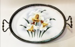 Bandeja antiga em faiança européia oval de coleção, fundo branco e ao centro delicadas flores em amarelo e caramelo. Varanda e alças em metal prateado com leves desgastes. Peça marcada e numerada na base. Mede com as alças, 30 x 18 cm.