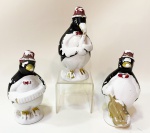 Três pinguins de coleção com cartolas "Grupo Musical" Peças com marcas do tempo e pequenos desgastes na pintura. Maior com 17 cm e menor de 16 cm.