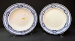 Blum & CS Hamburg - louça européia século XIX sendo belíssimos par de pratos (fundo e raso) de 25 cm. Decoração em faixas e flores esmaltado no tom azul cobalto sobre fundo branco. Peças  marcadas na base. Apresentam marcas de uso!