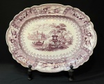 T. Mayer Longport, Canova raríssima travessa grande inglesa do século XIX marcada na base nos tons roxo e lilás com decoração em paisagem Canton. Medidas: 45 x 37 cm.