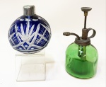 Duas peças vintage sendo um borrifador em vidro verde com aplicador em metal dourado e um perfumeiro em double cristal cor azulão c/ rica lapidação  em setas e acabamento prateado, no estado. Borrifador de 15 cm e perfumeiro de 10 cm.