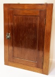 Armário de parede antigo em madeira escura porta com fecho e moldura reta no acabamento tendo 2 prateleiras internas. mede 50 x 35 x 14 cm.