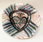 Prato decorativo em cerâmica de arte abstrata e elemento figurativo ao centro. Arte primitiva 8de traços e cores marcantes, feito a mão. Mede 28 cm.