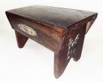 Banco de madeira de lei maciça tendo placas de metal decorando a frentee laterais, estilo espanhol. Mede 25 cm de altura e tampo de 40 x 20 cm.