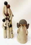 Duas esculturas em argila cozida, arte popular portuguesa sendo "A família" e outra menina c/ chupeta. Peças assinadas pela artista de Portugal " I. Lacerda". Família com 31 cm e bebê de 17 cm.