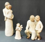 Duas esculturas em madeira uma Susan Lordi (linha willow tree). Mãe com menino de 21cm e Pai de joelhos com menino de 14 cm e outra de anjo em resina com Espírito Santo de 11 cm.