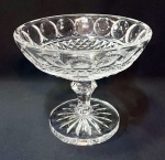 Fruteira em cristal Bohêmia com lapidação dedão e bico de jaca tendo fundo em estrela. Mede 15 de altura e diâmetro de 18 cm.