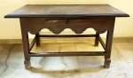 Mesa antiga com gaveta e puxador de madeira de saia recortada e tampo retangular de 48 x 100 cm. Altura de 60 cm. Possui 4 barras fixadas. Obs: a retirada desta peça será na residência da cliente em Copacabana, mediante agendamento prévio.