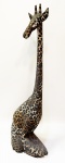Girafa em madeira, arte popular com aplicação de tecido padrão onça colado. Mede 51 cm.