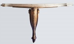 Delicado aparador de parede base em madeira nobre patinada com resquícios de policromia. Tampo em mármore rosado travertino recortado. Altura de 46 cm e mede 65 x 27 cm. Obs: pequenas faltas na parte inferior do mármore, parte superior perfeita.