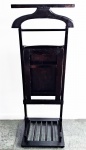Antigo cabide Valet, porta ternos estilo igles em madeira nobre escura, década de 40 e banco para calçar sapatos em parte móvel. Altura de 1,18 m e mede 46 x 60 cm aberto. Fechado tem 1,18 x 0,46 x 0,34 m. Obs: esta peça deverá ser retirada na casa do cliente em Copacabana, mediante agendamento prévio!