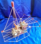 Marcelo Conceição, arte popular - obra do artista c/ aproveitamento de materiais e cortiça. Artista de excelente cotação no mercado de artes. Obs:peça devido a sua delicadeza e tamanho, deverá ser retirada na loja em Copacabana. Não será possível enviar pelos Correios ou apenas transportadora ou freteiro. Medidas:Altura de 46 cm, largura de 35 cm e profundidade de 46 cm.