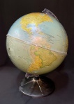 Globo terrestre década de 60 em luminária de base redonda em galalite negra. Globo com proteção de acrílico. Funcionando até o momento. Mede 42 cm de altura e diâmetro de 30 cm.