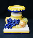Centro de mesa em cerâmica vitrificada e policromada do artista Luis Salvador com decoração de frutas tropicais. Base de 18 x 18 cm e altura de 17 cm.