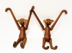 Par de macacos articulados para pendurar estilo dinamarquês ( Kay Boojesen ). medindo 20 cm de altura.
