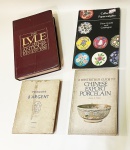 Lote de 4 livros, sendo: 1- The Lyle Antigues, 1982 ilustrado. 2-  D'Arngents com contrastes. 3- China Porcelain e 4- Collections de pesos de papel de Murano.
