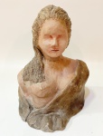 Escultura em barro cozido na figura feminina com seio desnudo, arte popular assinado Medeiros.  Mede 20 cm de altura.