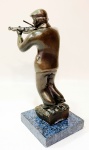 Bronze arte Deco assinada por M. Adler, 98 representando o famoso "Violinista no Telhado" com seu violino e base em mármore escuro de 10 x 10 cm. Altura do bronze é 22 cm.