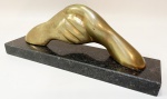 Bronze representando mãos entrelaçadas em dourado polido em base de granito. Bronze com 7 x 20 cm e base de 6 x 23 cm.