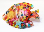 Sobral Brasil - peça na forma de peixe em resina de poliester com diversos objetos internos tipo concha e borboleta no interior. Mede 20 x 14 cm.