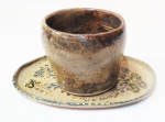 Teresa Ramos, Portugal - peças da famosa ceramista sendo 1 travessa oval amarela com flores e borda azul medindo 17 x 11 cm e um mini bowl em tons de azul e marrom com 7 cm de altura.