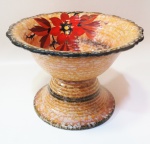 Centro de mesa em cerâmica ricamente decoradas em tons laranja e negro toda canelada e em seu interior pintura à mão floral em vermelho. Mede 15 cm de altura e diâmetro de 20 cm.