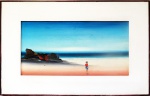Óleo s/ eucatex de figura feminina na praia com horizonte ao fundo, assinado no c.i.d. (artista não identificado). Obra de 18 x 24 cm e moldura de 31 x 47 cm.