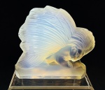 Ernest Sabino, France - cristal opalescente assinado na base na figura de porcupino em escultura vintage. Altura de 7 cm e base medindo 8 x 4,5 cm.