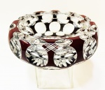 Cinzeiro antigo em double cristal translúcido e vonho ricamente esculpido e lapidado. Base em estrela. Mede 6 x 15 cm de diâmetro.