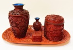 Especial conjunto de 5 peças em laca chinesa vermelha e closonê azul cobalto no interior. Contendo: bandeja de 29 x 15 cm, caixa redonda de 10 cm de altura e 8 de base, vaso com 15 cm de altura, porta comprimidos quadrado de 4 x 4 cm e mini ânfora  com 8 cm.