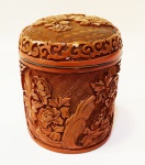 Colecionismo - caixa na cor coral em laca chinesa com interior em metal dourado. Externamente entalhada na técnica chinesa Cinnabar. Mede 10 cm de altura e 8 de diâmetro.