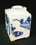 Raro e antigo escalda Sakê do séc. XIX quadrangular em fina porcelana chinesa azul e branca. Contém a caixa externa e bule que se acopla na base tendo bicoe tampa separados. Possivelmente Dinastia Quing. Altura de 14 cm e mede 9 x 9 cm.