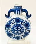 Vaso em porcelana chinesa em branco e azul cobalto com alças destacadas nas laterais do gargalo, a base é retngular de 3 x 6,5 cm / Decoração em flores e mandala. Possivelmente Dinastia Quing. Altura de 15 cm e o diâmetro do corpo é 11 cm.