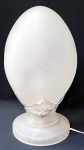 Magnífico cristal de Murano fosco formato ovoide vintage da década de 60, design italiano Fratelli Manneli. Decorado com geométricos na base em forma de setas em cristal translúcido. Base redonda fosca e fiação original e parte elétrica funcionando. Mede 42 cm de altura e tem 20 cm de base.