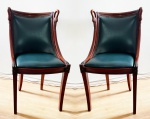 Par de cadeiras estilo Neo Clássico de design elegante, estrutura em madeira nobre com acabamentos em cabeça de cisne, laterais curvas e estofadas em verde esmeralda em courino. Peças necessitam de reajustes, estão frouxas. Mede 85 cm de altura e assento com 47 x 47 cm. Obs: lote a ser retirado na casa do cliente em Copacabana, mediante agendamento prévio.