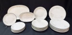 Renner - aparelho de jantar em porcelana branca com decoração em volutas e ramos lilás e amarelo c/ bordas filetadas em prata. Constando de 6 pratos rasos com 25 cm, 6 pratos fundos com 22 cm, 6 pratos sobremesa com 17 cm, 1 travessa de 4 x 23 x 15 cm e 1 travessa rasa de 33 x 22 cm. Total de 20 peças. Obs: 1 prato fundo com pequeno bicado na borda inferior.