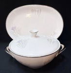 Bela sopeira em porcelana Renner de fundo branco e detalhes em florais lilás e amarelo c/ borda prata. Acompanha travessa oval de 24 x 36 cm. A sopeira tem 17 cm de altura e 28 cm de diâmetro.