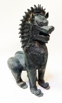 Escultura em bronze patinado representando Cão de Fó imperial (protetor de Budha), século XIX em belo cinzelado. Mede 27 cm e base de 14 x 11 cm.