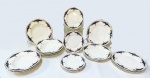 GRINDLEY, England - aparelho de jantar em faiança vitrificada na tonalidade marfim com detalhes em azul cobalto e flor de Lis, bordas douradas. Peças marcadas no fundo. Contém 6 pratos rasos de 23 cm, 6 pratos fundos de 23 cm, 6 pratos sobremesa com 17 cm. Obs: 1 prato de sobremesa com pequena lasca na parte inferior da borda.