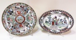 Coleção de 2 pratos orientais chineses sendo 1 raso com cenas do cotidiano, pássaros e flores decoração no tom rouge de fer e frisos em ouro com 25 cm e outro oval cenas de Gueixas em fundo branco e borda com flores e volutas com dourado, mede 25 x 18 cm.