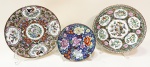Coleção de 3 pratos orientais chineses em porcelana marcados na base, sendo: 1 de fundo verde com frutos , libélulas e flores medindo 20 cm, 1 prato fundo dourado ricamente decorado em pássaros e ideogramas detalhes em rouge de fer azul e amarelo medindo 20 cm e outro com fundo azul cobalto, com flores em lilás, amarelo e rosa de 15 cm.